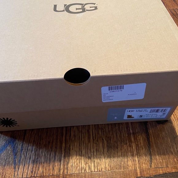 UGG Isley Water Resistant Boots - Girl's - size 5 - Picture 7 of 7